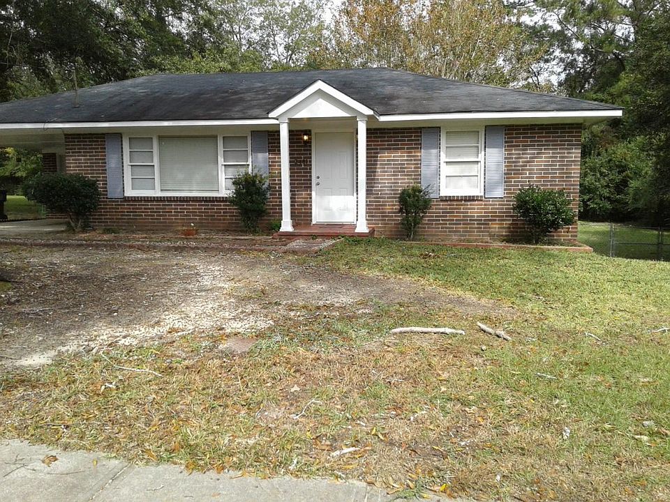 New roof, fresh paint, fenced in backyard, large deck off su