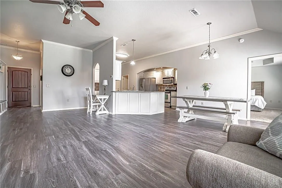 4 bed, 2.0 bath, 1741 sqft, $2,100 — Photo 2