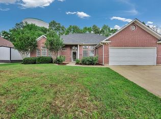 301 Whitehouse Oaks St, Lufkin, TX 75901