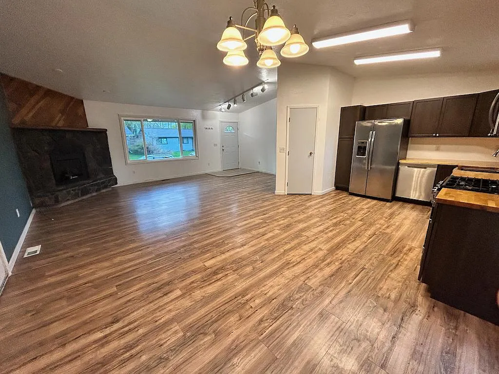 3 bed, 1196 sqft, $2,500 — Photo 3