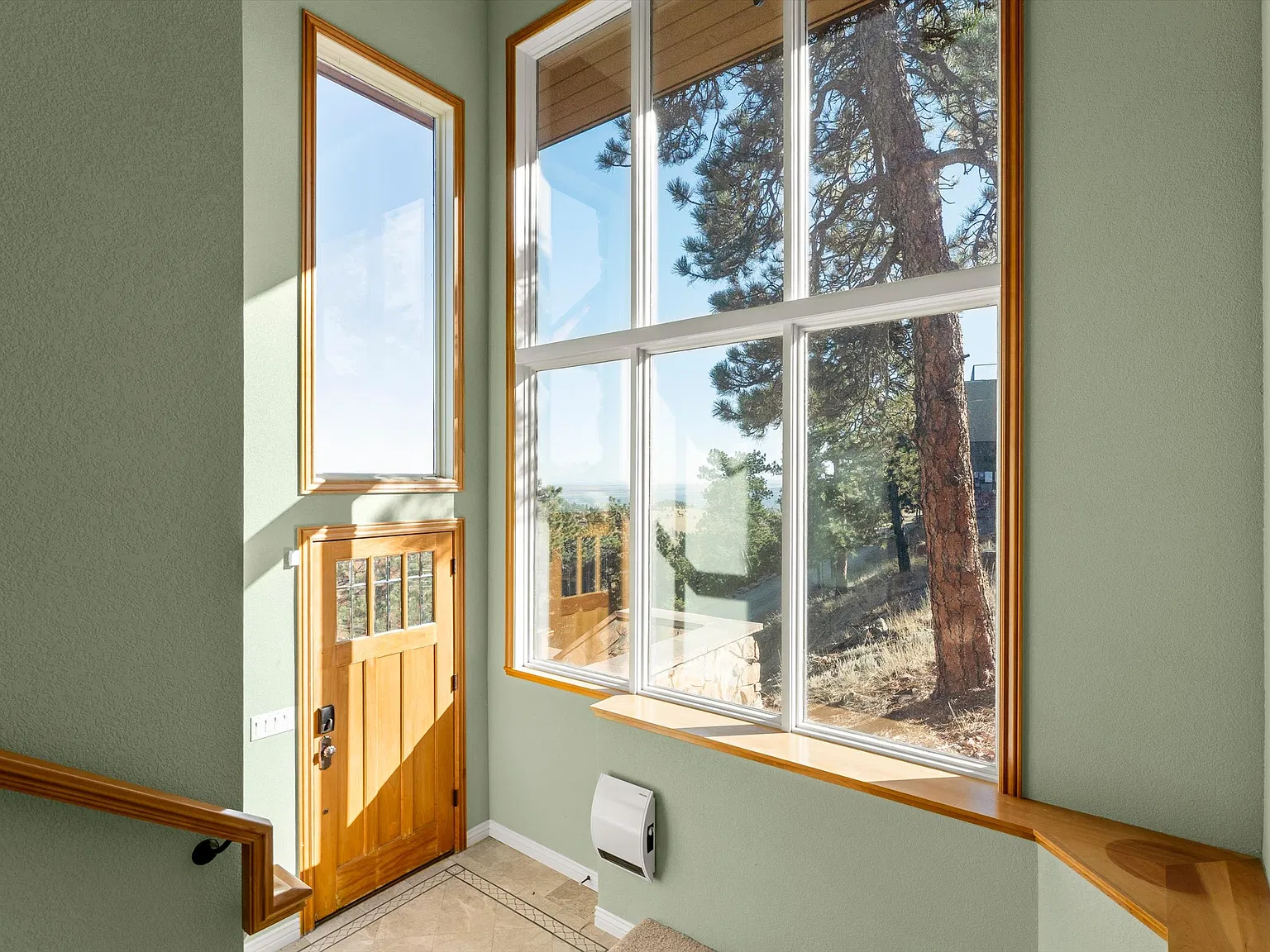 3 bed, 3.5 bath, 4238 sqft, $9,850 — Photo 3