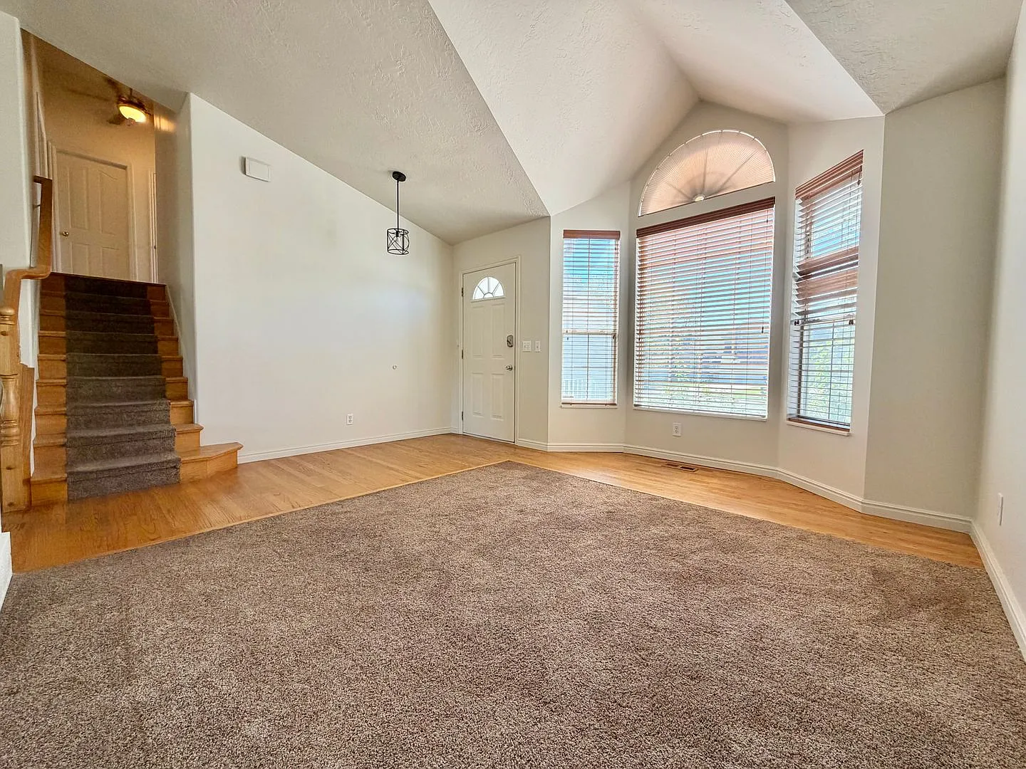 4 Bed Home + Infrared Sauna | Fenced Yard & Mountain Access — Photo 2