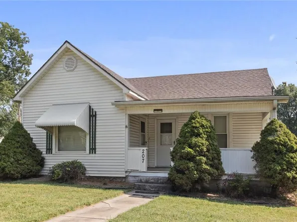 207 S 2nd St, Lansing, KS 66043