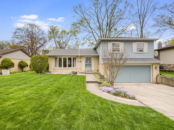 1402 N Indigo Dr, Mount Prospect, IL 60056