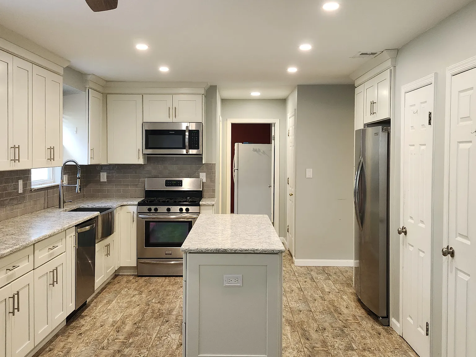 4 bed, 2320 sqft, $3,999 — Photo 4