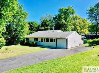 48 Cambridge Rd, Kendall Park, NJ 08824