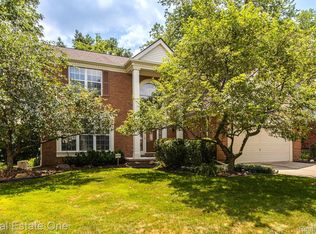 234 Grosvenor Dr, Rochester Hills, MI 48307