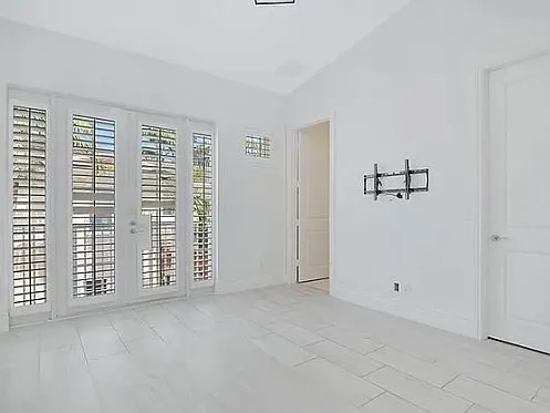 180 NE 6th Ave #F — Photo 13