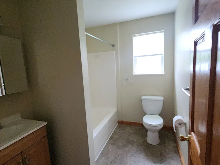 Full bathroom, bath tub/shower,