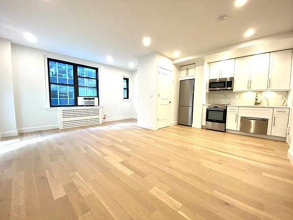 3rd image of 160 E 48th St APT 10C