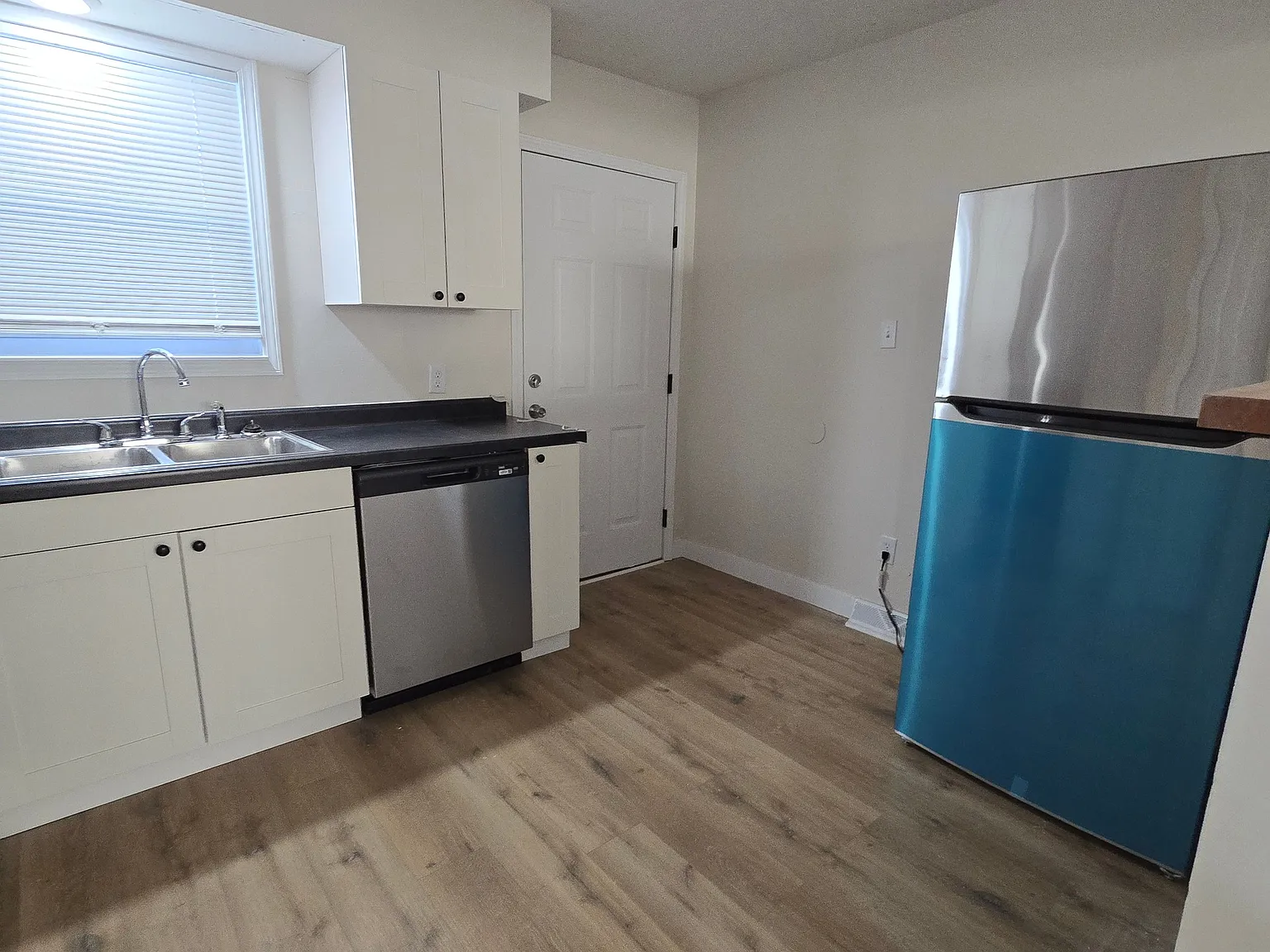 2 bed, 1300 sqft, $1,250 — Photo 3