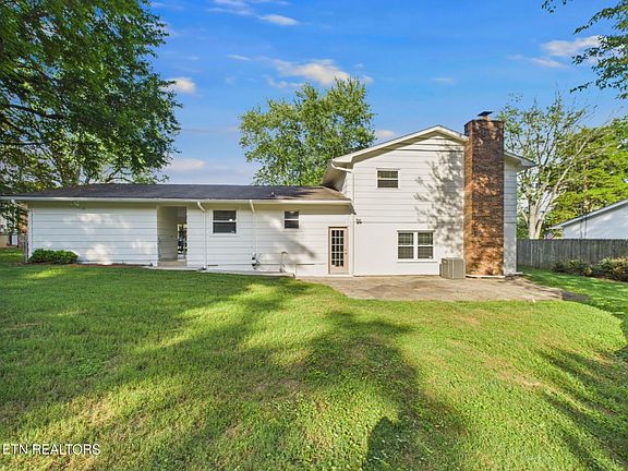 4th image of 8900 Carlton Cir