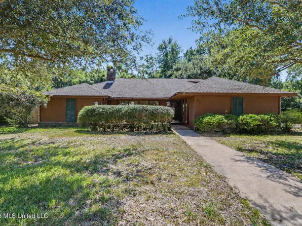 610 Sunset Dr, Bay Saint Louis, MS 39520