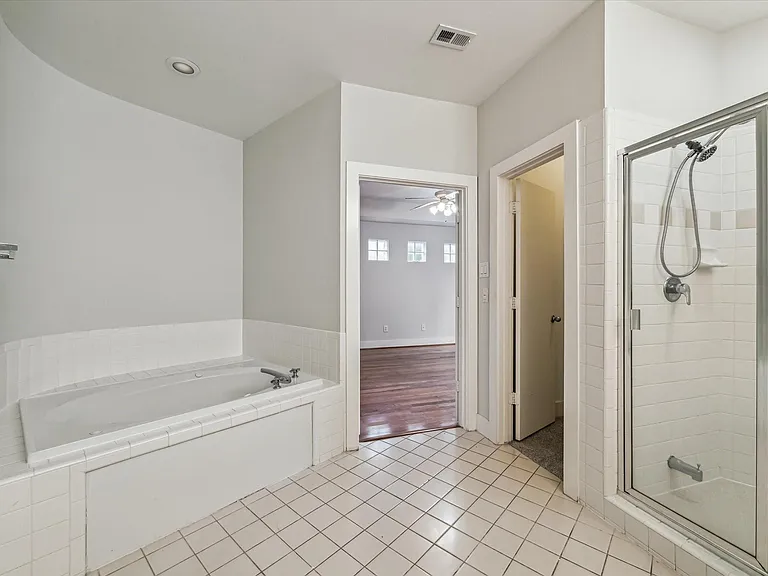 9710 Riddlewood Ln — Photo 17