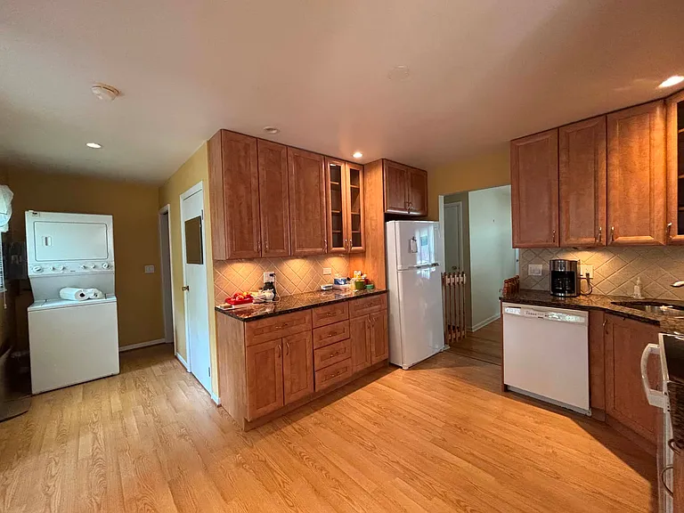 1507 W Willow Ln — Photo 3