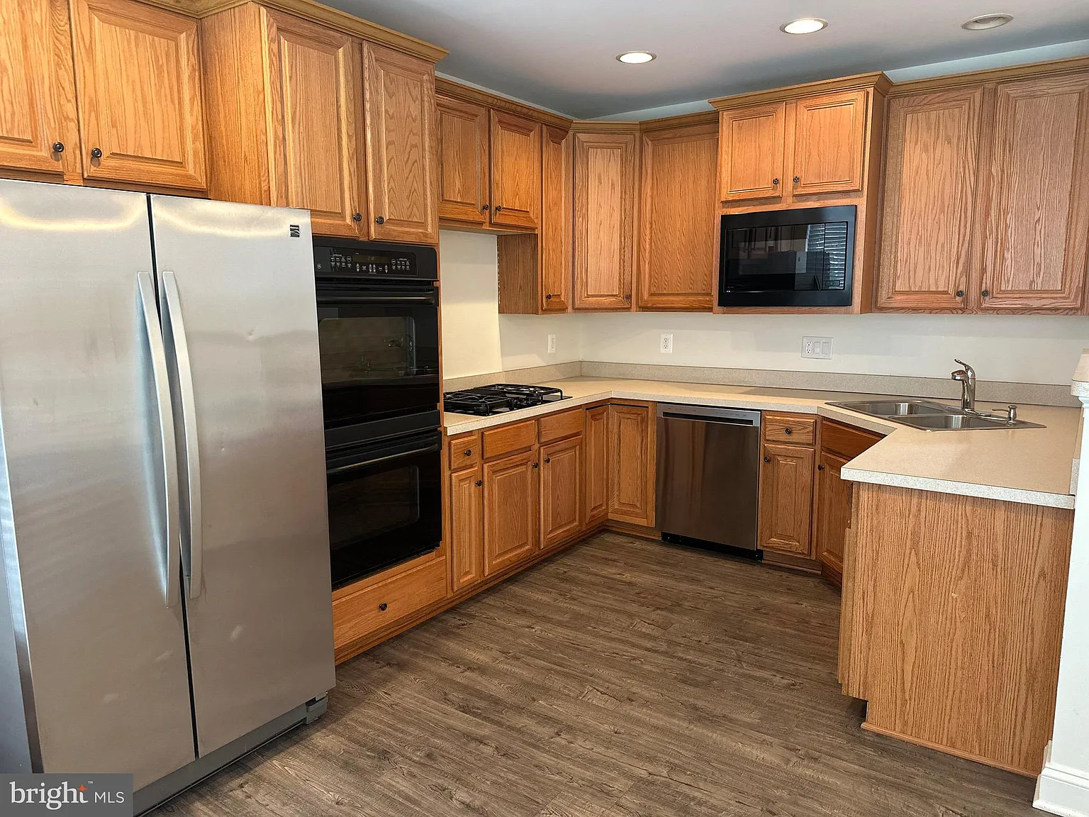 3 bed, 3.5 bath, 2441 sqft, $3,400 — Photo 2