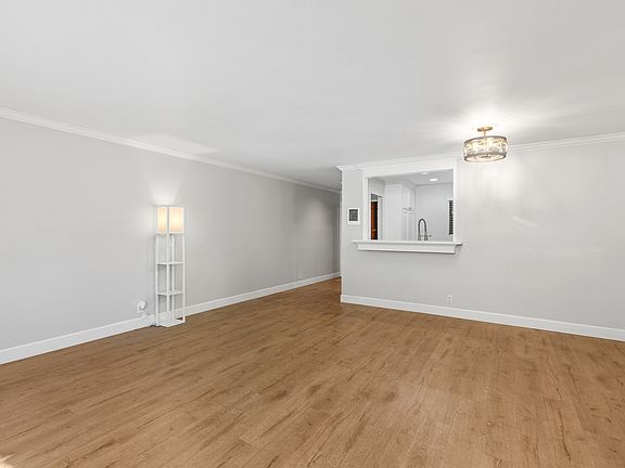 4th image of 8860 Villa La Jolla Dr Unit 105