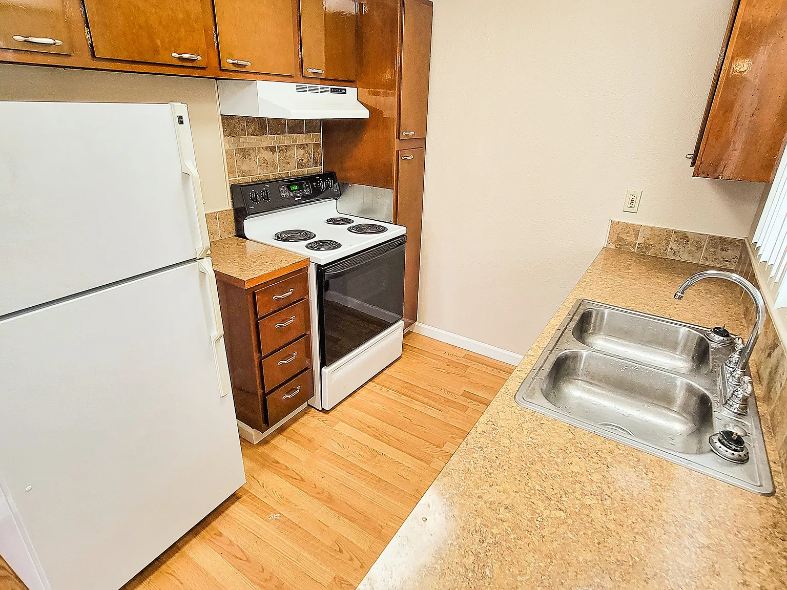 629 Glen St — Photo 3