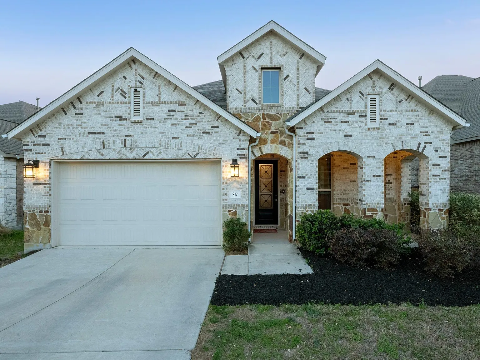 4 bed, 2.5 bath, 2027 sqft, $4,500 — Photo 2