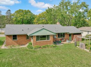 2448 Chatsworth St N, Roseville, MN 55113
