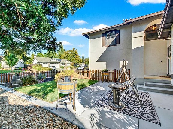 3rd image of 406 Stonecastle Way