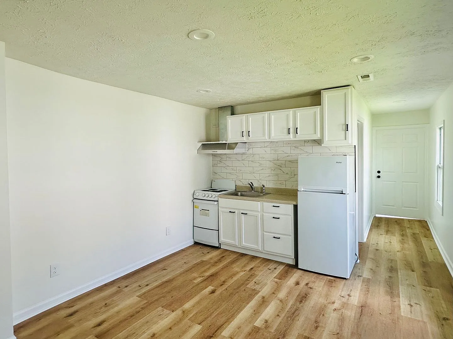 Charming 2 BR / 1 BA Duplex with Covered Front Porch — Photo 1