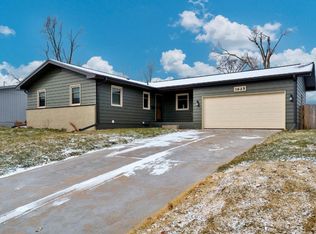 1625 Sherbrook Dr NE, Cedar Rapids, IA 52402