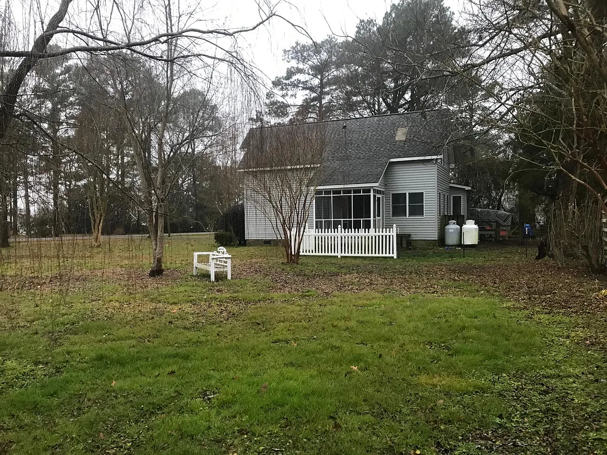 Building Photo - 121 Country Club Dr