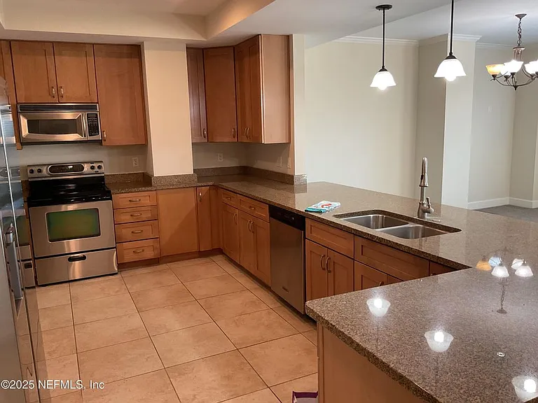 525 3rd St #503 — Photo 7