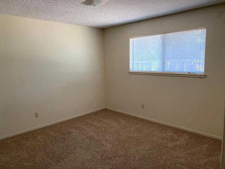 1432 E Paul Ave — Photo 9