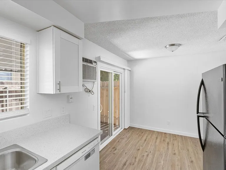 1309 S Juniper St — Photo 8