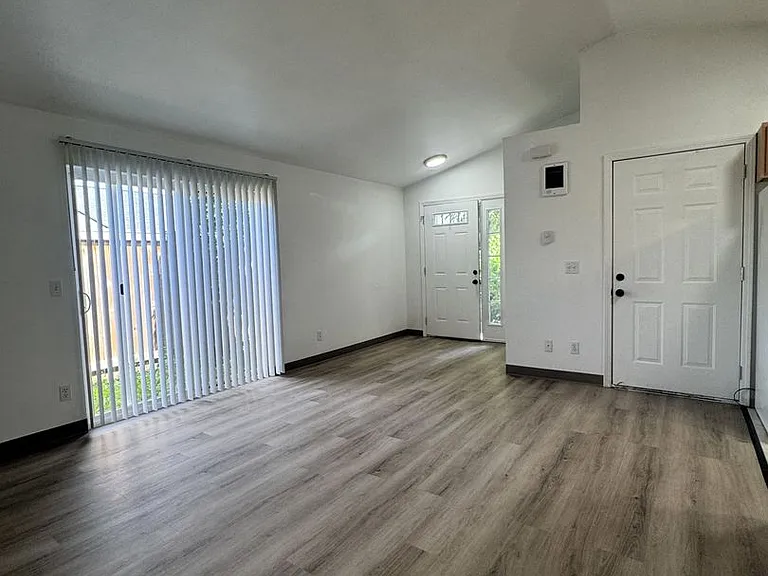 543 Hanover St — Photo 10