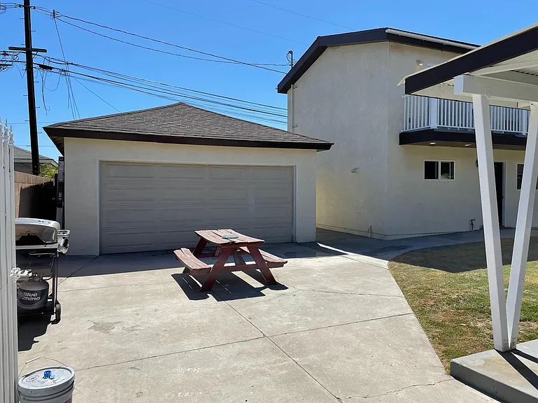 2325 Stearnlee Ave — Photo 2