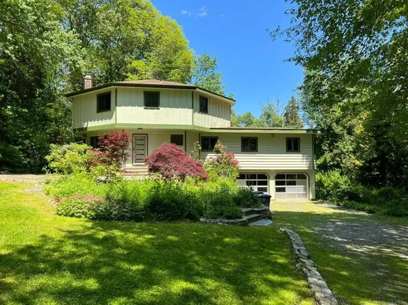 25 Coachman Pike, Ledyard, CT 06339