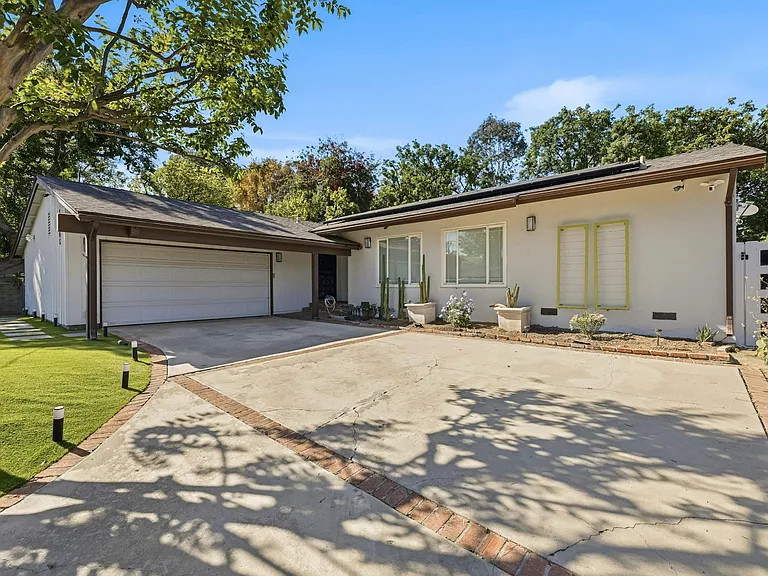 20305 Aetna St — Photo 36