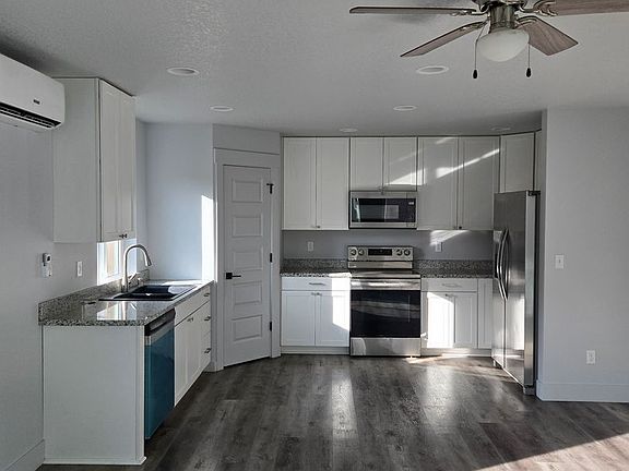 3rd image of 213 Oak St