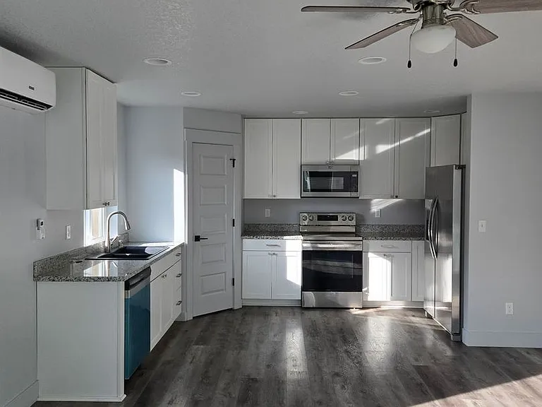 213 Oak St — Photo 6