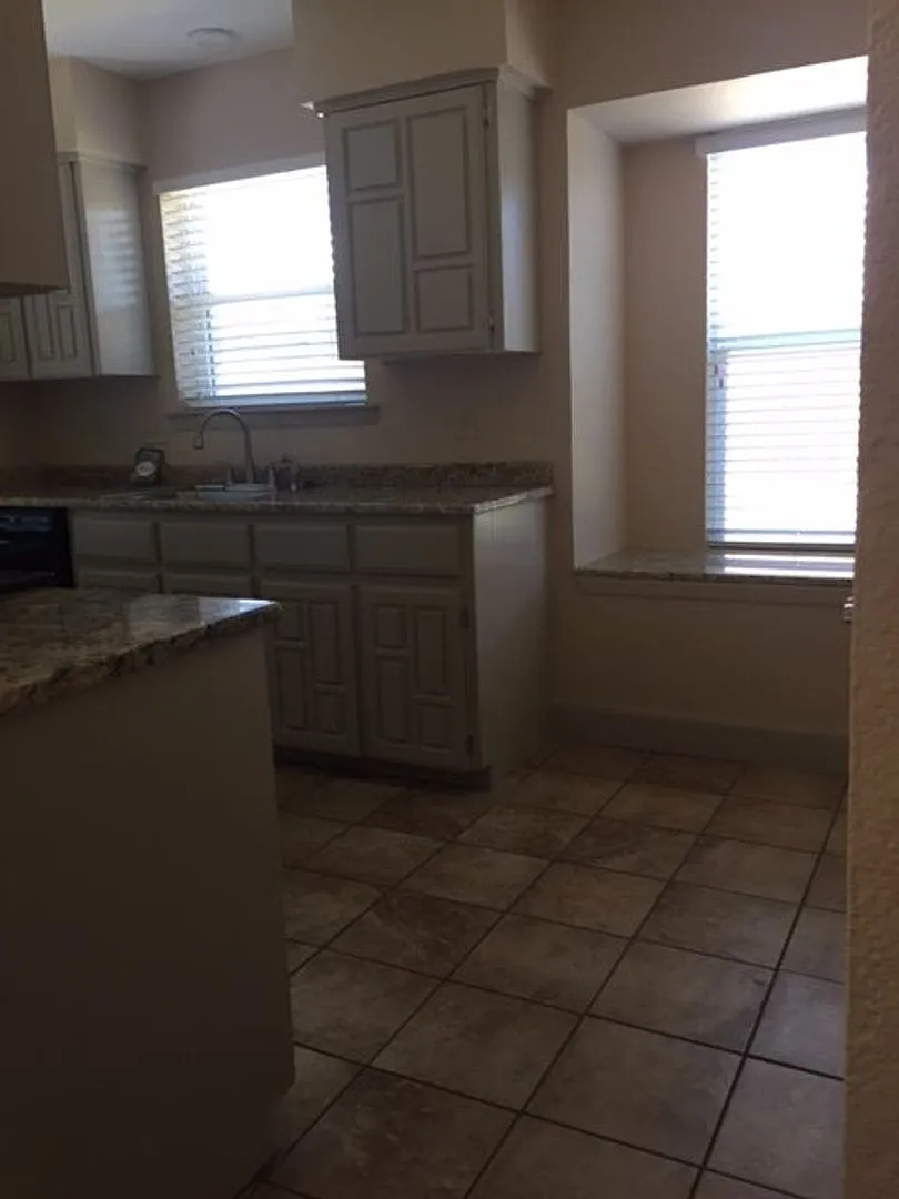 Cute, updated 2 bedroom half duplex in Frisco! — Photo 2