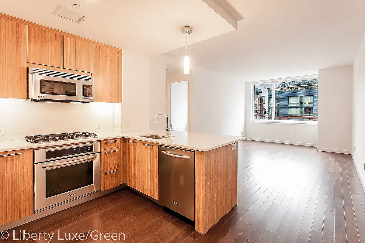 200 N End Ave — Photo 1