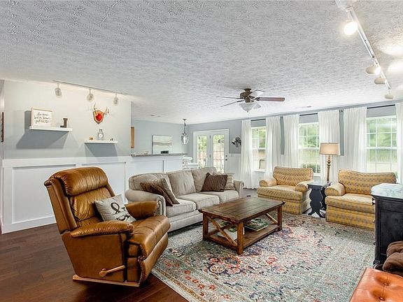 4th image of 3330 Bridgeshaw Dr