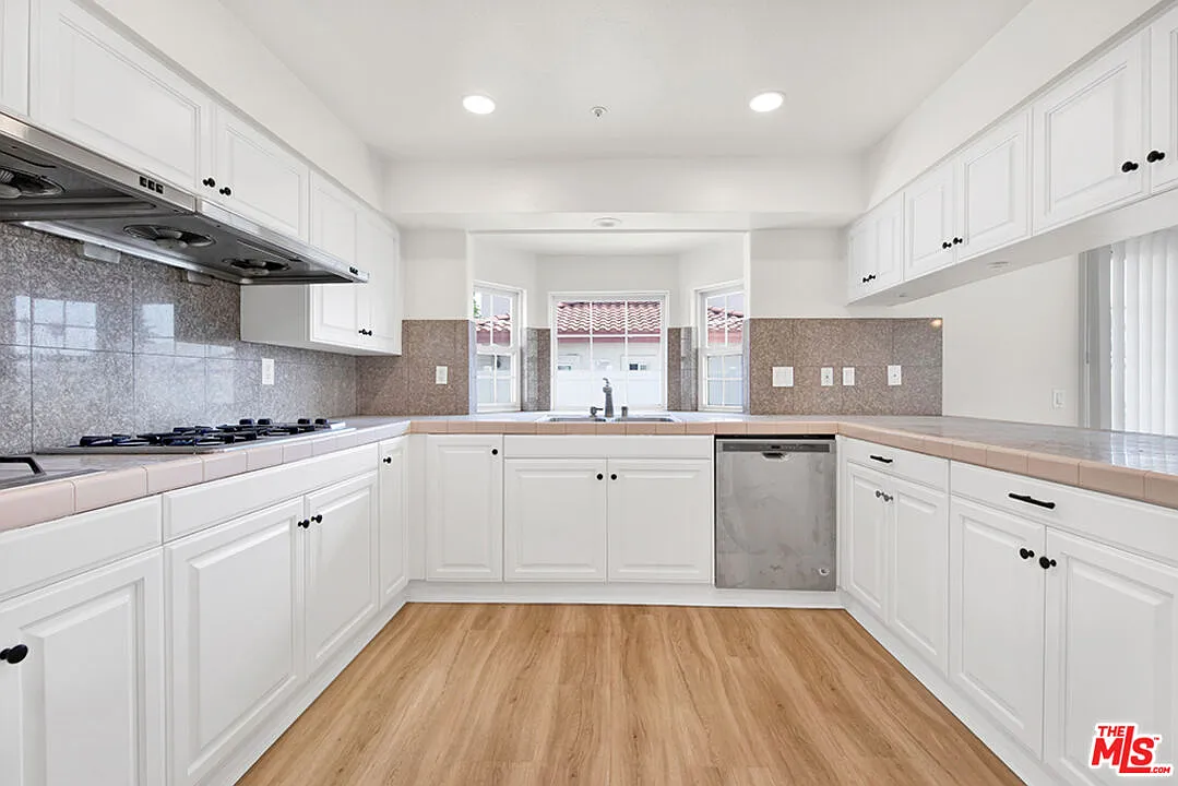 5 bed, 4.0 bath, 3162 sqft, $6,000 — Photo 2