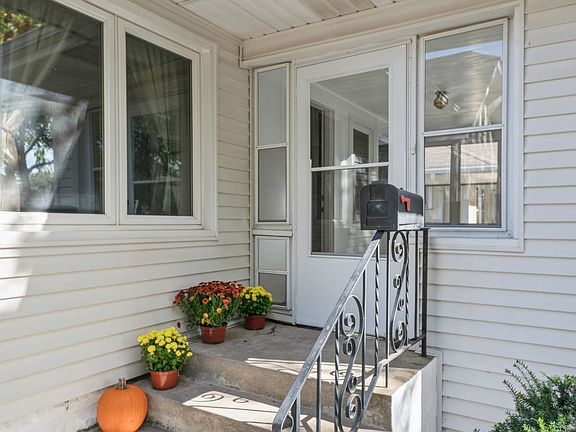 2nd image of 1411 Wellesley Ave