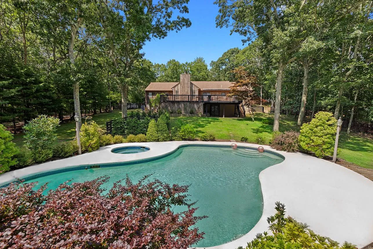 Newly Renovated, Large Deck, Private tennis and pool — Photo 2
