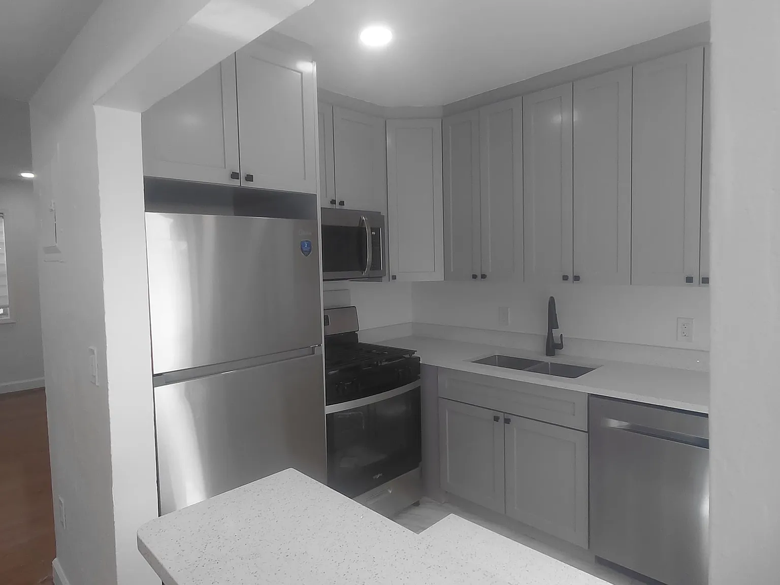2 bed, 1000 sqft, $2,550 — Photo 1