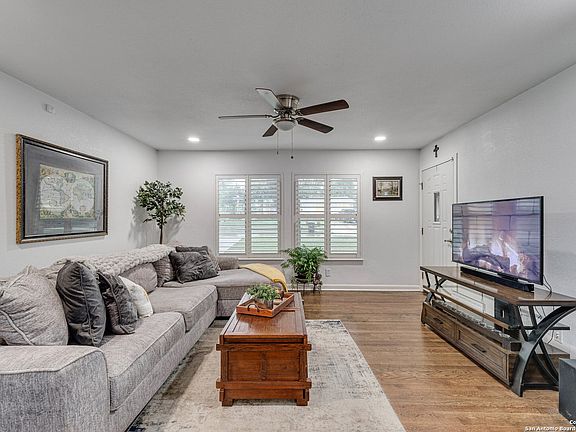 4th image of 402 glenview