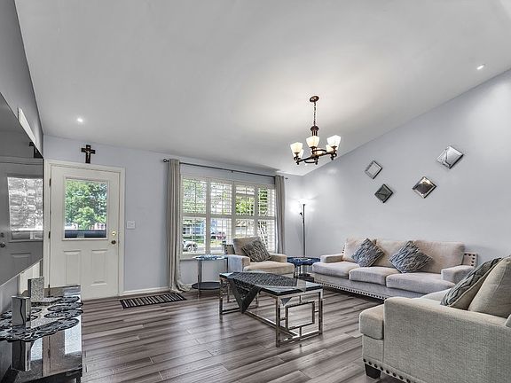 3rd image of 1438 Maple Ridge Ct