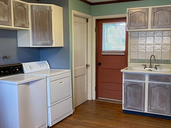 Washer & Dryer hookups off of kitchen