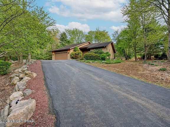 3rd image of 96 Wolf Hollow Rd