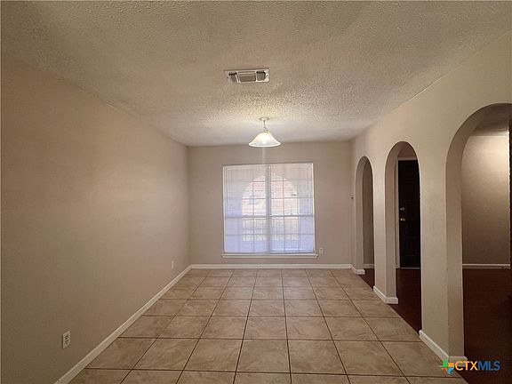 5th image of 912 Lynn Ln