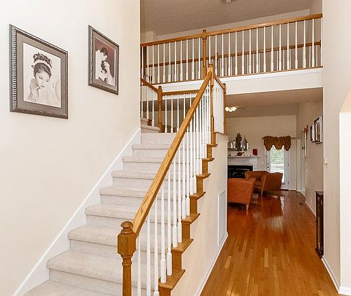 Elegant Foyer w/hardwoods.